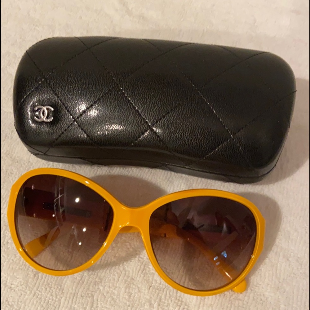 Chanel Round plastic women’s sunglasses.
